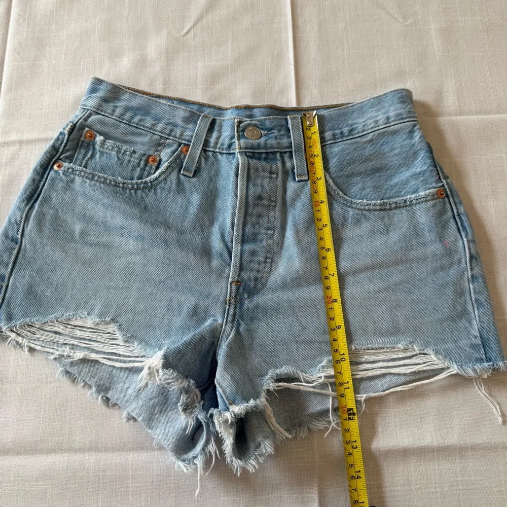 Levi's 501 distressed denim shorts light wash Size 26W